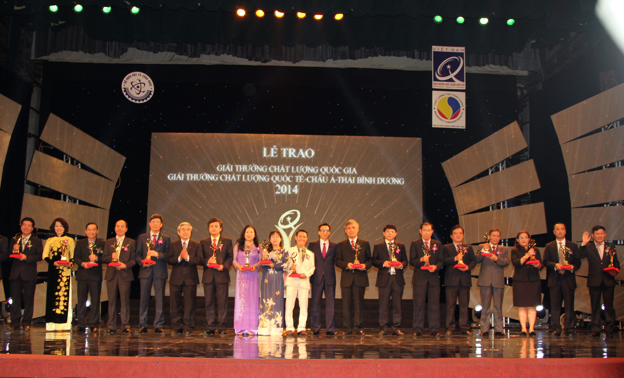 Đại diện Công ty Cổ Phần Thiên Sinh lên nhận giải thưởng